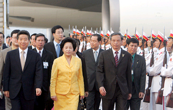 ASEM 참석 및 베트남 국빈 방문차 10월 6일 하노이 노이바이 공항에 도착한 노무현 대통령 내외가 사열대 앞을 지나고 있다. 